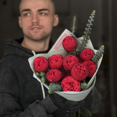 11 пионовидных роз Red Mary с эвкалиптом в букете «Мелодичный красный»