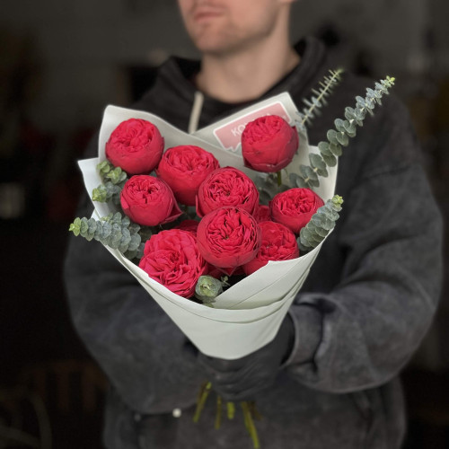 11 пионовидных роз Red Mary с эвкалиптом в букете «Мелодичный красный»
