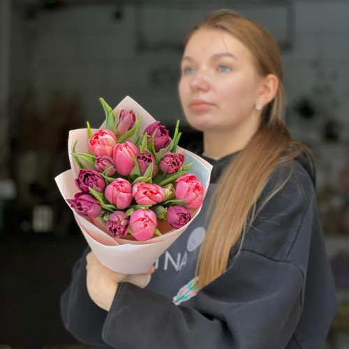 Мікс піоновидних тюльпанів сорту Salmon та Alison Bradley у букеті «Романтичний дует»