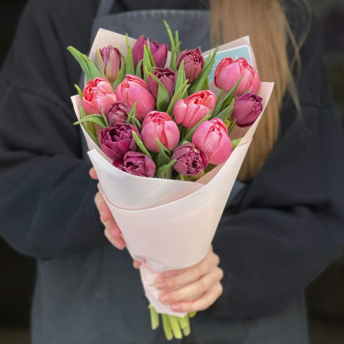 Мікс піоновидних тюльпанів сорту Salmon та Alison Bradley у букеті «Романтичний дует»