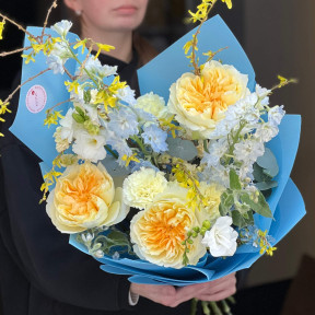 Цікавий букет із піоновидною трояндою Antonia «Сонце України»