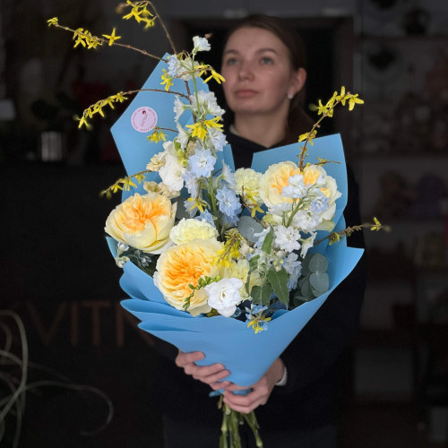 Цікавий букет із піоновидною трояндою Antonia «Сонце України»