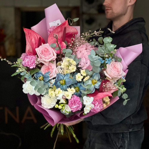 Незвичний букет з тюльпанами Vip Roses «Мальовничий поцілунок»