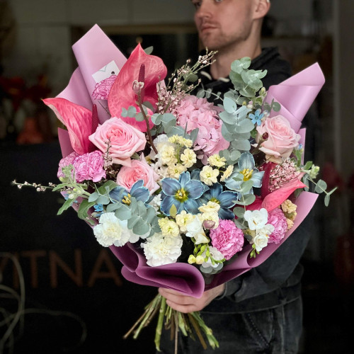 Незвичний букет з тюльпанами Vip Roses «Мальовничий поцілунок»