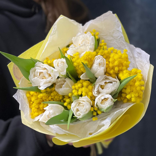 Милий букет із тюльпанів та мімози «Пухнаста радість»