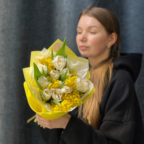 Милий букет із тюльпанів та мімози «Пухнаста радість»