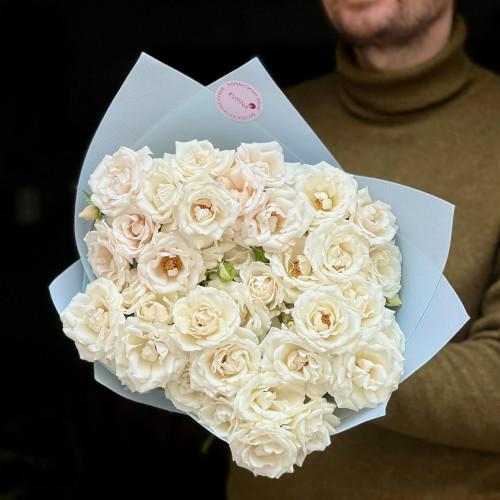 9 гілок білосніжної кущової троянди сорту Garden Majolika у букеті «Ароматний сніг»