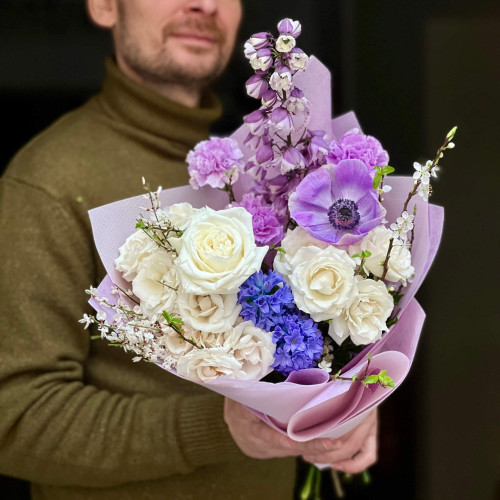 Очаровательный букет в фиолетовых тонах с анемоном и гиацинтами «Нежный вечер»