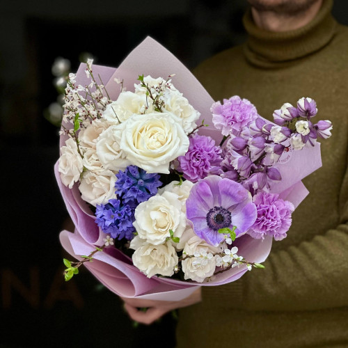 Очаровательный букет в фиолетовых тонах с анемоном и гиацинтами «Нежный вечер»