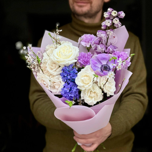 Очаровательный букет в фиолетовых тонах с анемоном и гиацинтами «Нежный вечер»