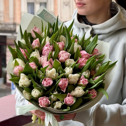 51 преміальний тюльпан сорту Dreamer та Du Fortaleza у букеті «Дотик любові»