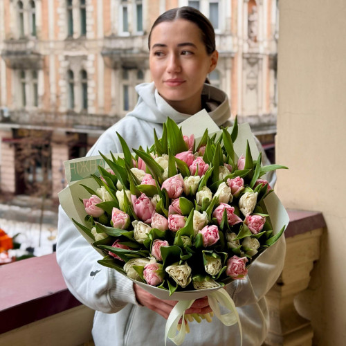 51 преміальний тюльпан сорту Dreamer та Du Fortaleza у букеті «Дотик любові»