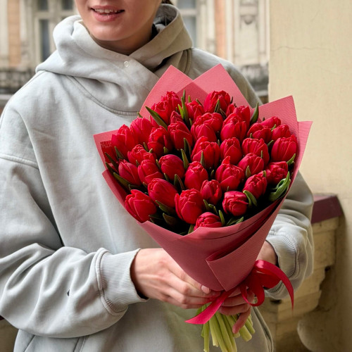 Пристрасний букет із піоновидних тюльпанів «Палкий цьом»