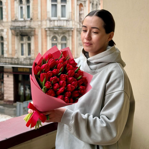 Пристрасний букет із піоновидних тюльпанів «Палкий цьом»