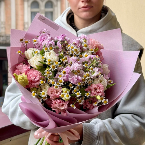 Витончений польовий букет із кущовою матіолою та танацетумом «Ніжна квітка моя»