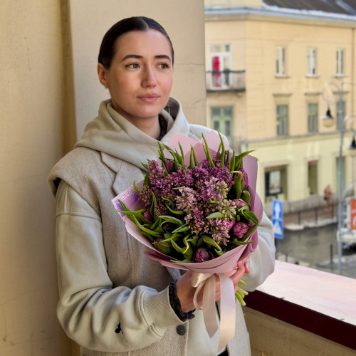 Ароматный букет из пионовидных тюльпанов и сирени «Сиреневый дует»