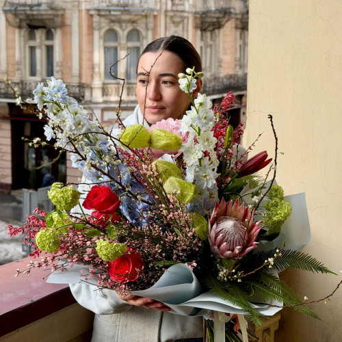 Мечтательный букет с королевской протеей и дельфиниумом «Волны любви»