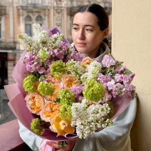 Lacy bouquet of fragrant spring flowers «Sweet Morning»