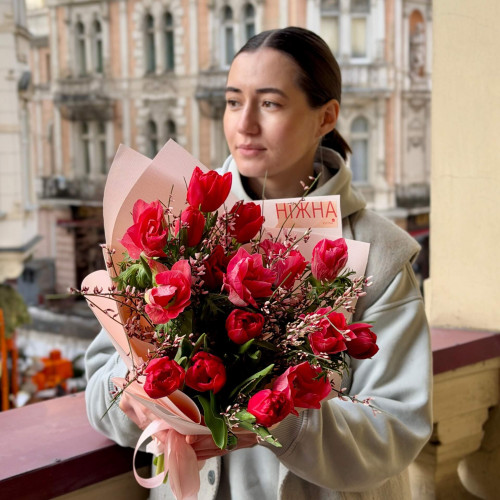 Дивовижний букет з анемонами та тюльпанами «Солоденька моя!»