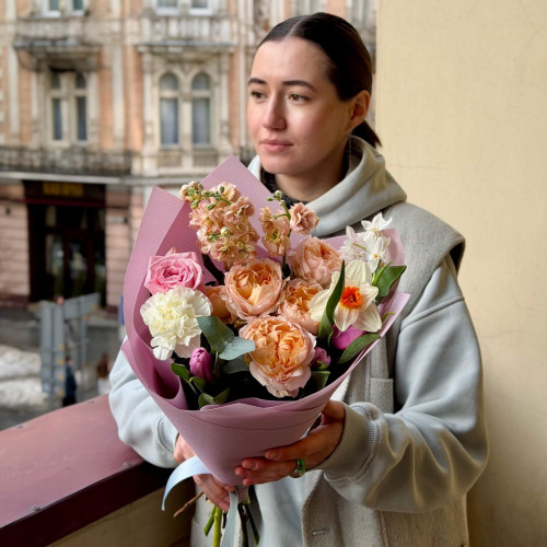 Ніжний букет із додаванням кущової піоновидної троянди та нарциса «Прекрасна мить»