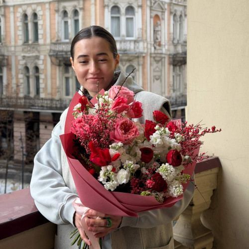 Яскравий романтичний букет із ароматним бузком «Закоханість»