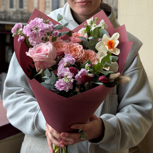 Sweet bouquet with fragrant daffodils «A Surprise Valentine»