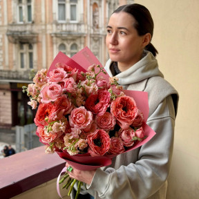 Мереживний букет для закоханих з додаванням піоновидних троянд «Романтичний вечір»