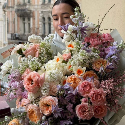 Розкішний букет з найчарівнішими квітами - запашним бузком та піоновидними трояндами «Ти моє серце!»