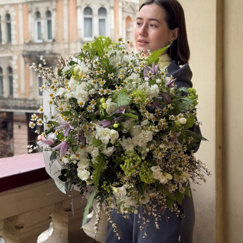 Шикарный букет из полевых цветов с добавлением клематиса и амбреллы «Вселенная для тебя!»