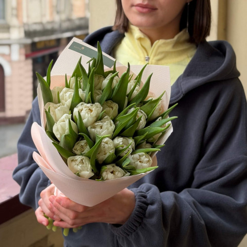 25 піоновидних білих тюльпанів у букеті «Усмішка ангела»