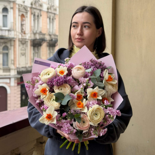 Нежный букет для любимой с добавлением ранункулюсов и нарциссов «Цветочные феромоны»