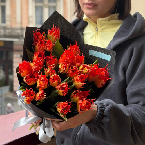 Букет з ексклюзивних французьких тюльпанів Leo «Запальний вогонь кохання»