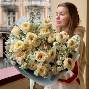 Дивовижний букет із преміальної піоновидної троянди Vicky Gardens «Ранкові пестощі»