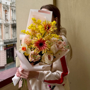 Веселий букет із запашною мімозою «Посмішка коханої»