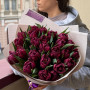 25 баклажанових піоновидних тюльпанів у букеті «Полум’я в сутінках»