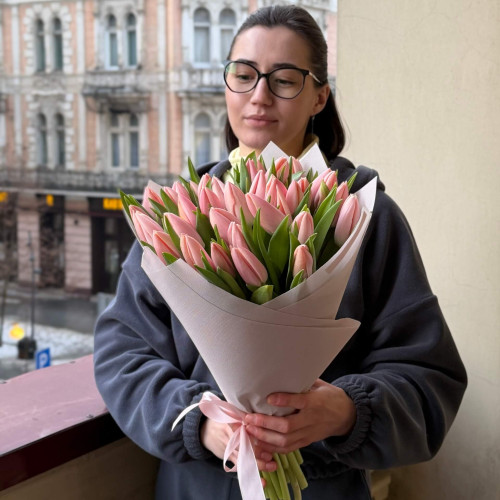 Букет із 35 лососевих тюльпанів Thijs Boots