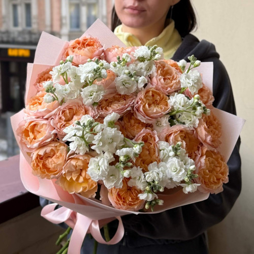 Кружевной букет с кустовими пионовидными розами «Сладкая милость»