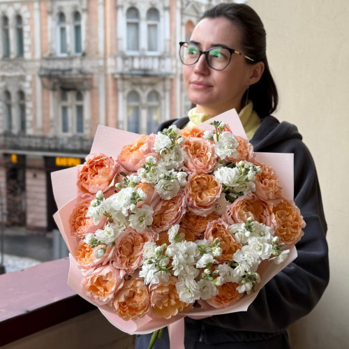 Кружевной букет с кустовими пионовидными розами «Сладкая милость»