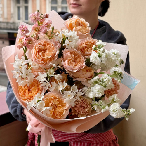 Ніжний букет з кущовою піоновидною трояндою «Ніжнесенький красунчик»