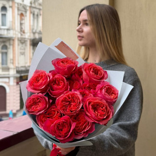 17 надзвичайних піоновидних троянд Dark X-Pression у букеті «Закохана експресія»