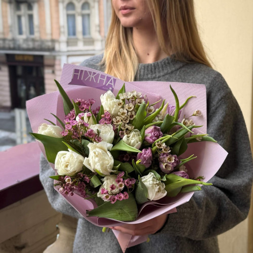 Мікс тюльпанів з хамелаціумом у букеті «Обійми»