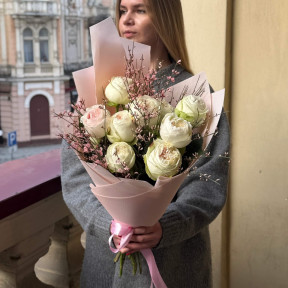 Прекрасна піоновидна троянда Lorena Summerhouse у букеті «Примха Королеви»