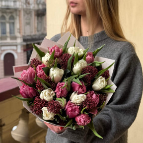 Вишуканий букет із тюльпанів та скімії «Любовні втіхи»