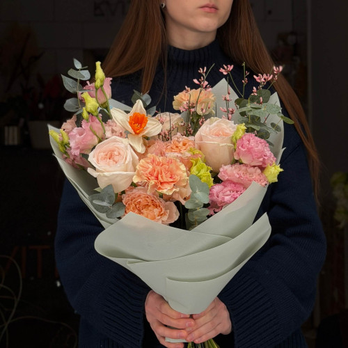 Букет в ніжних тонах з піоновидною трояндою White O’Hara «Ласкавий комплімент»