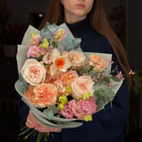 Букет в ніжних тонах з піоновидною трояндою White O’Hara «Ласкавий комплімент»