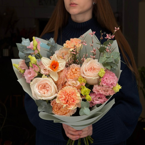 Букет в ніжних тонах з піоновидною трояндою White O’Hara «Ласкавий комплімент»