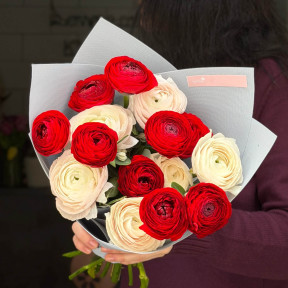 Мікс із 15 чарівних ранункулюсів у букеті «Біле полум'я»