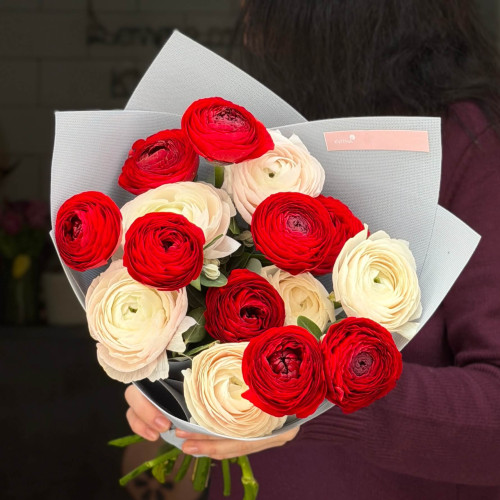 Мікс із 15 чарівних ранункулюсів у букеті «Біле полум'я»