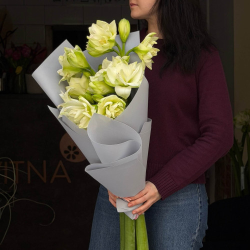 5 амарилісів у букеті «Тиха велич»