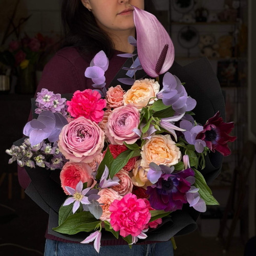 Яскравий букет з антуріумом та піоновидними трояндами «Малиновий космос»